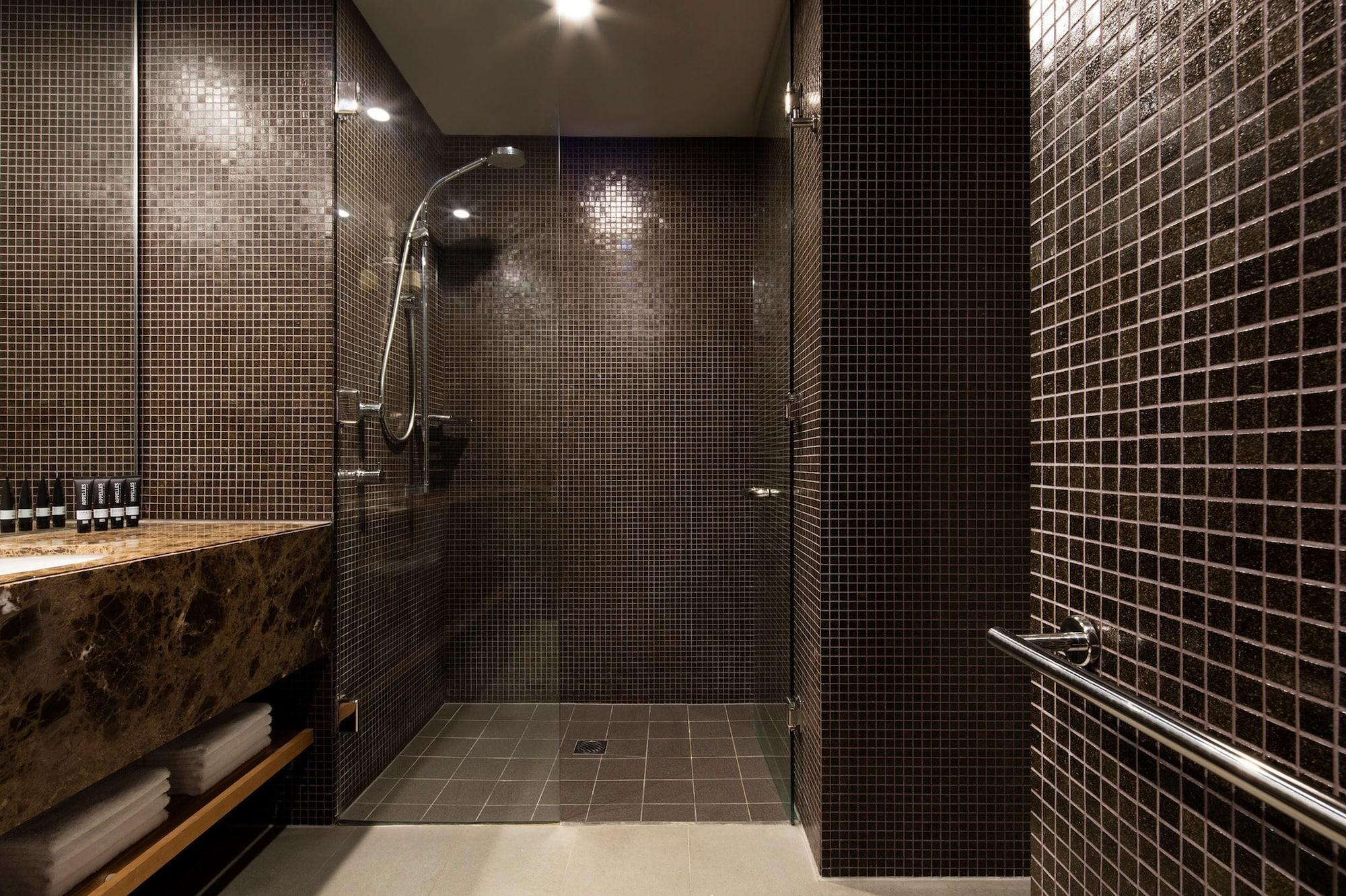 Hotel Realm Canberra Exterior foto A shower