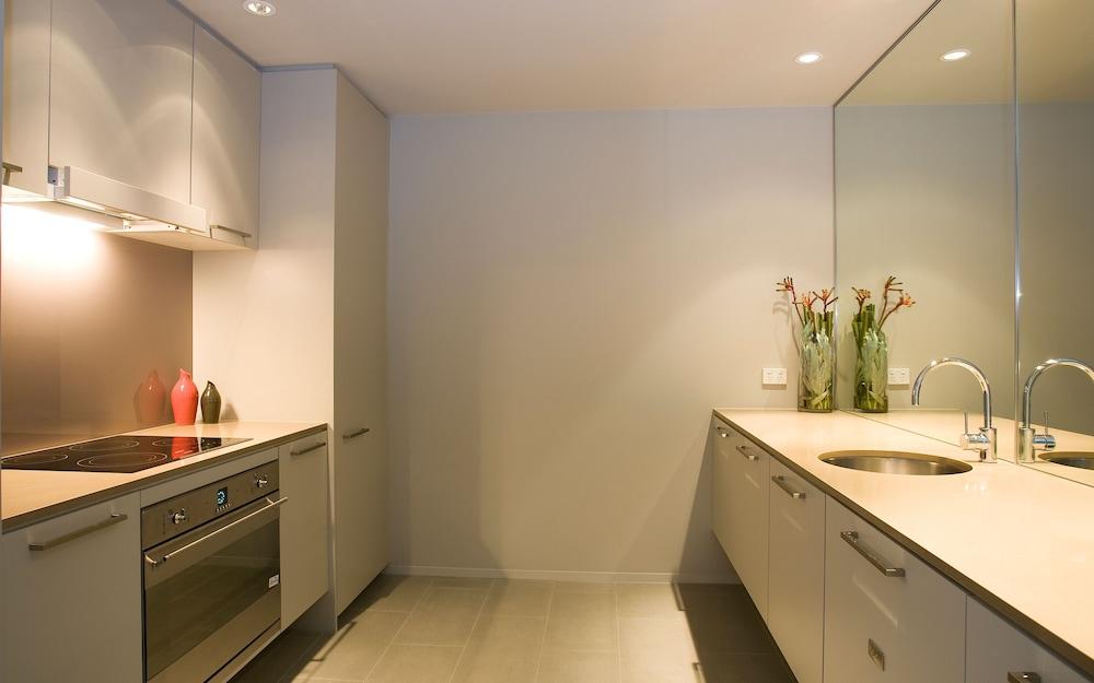 Hotel Realm Canberra Exterior foto A kitchen in a typical apartment