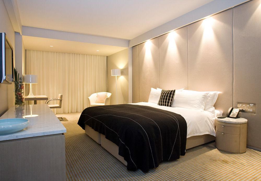Hotel Realm Canberra Exterior foto A bedroom at the Mandarin Oriental, Munich