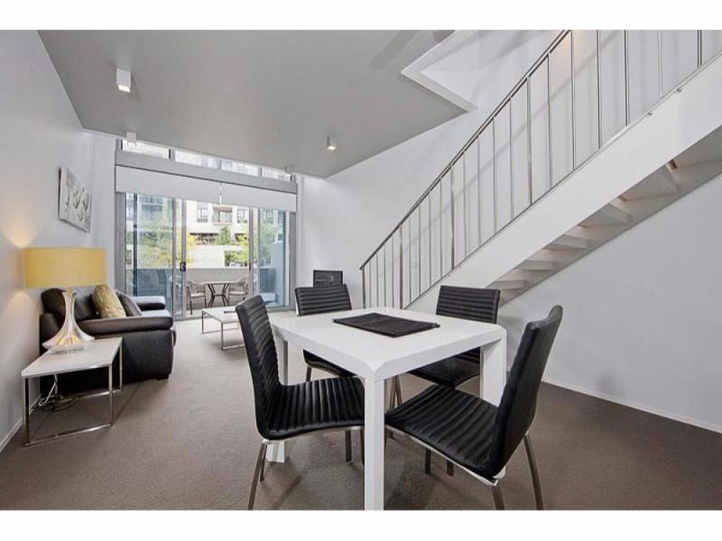 Hotel Realm Canberra Exterior foto A living room in a typical apartment