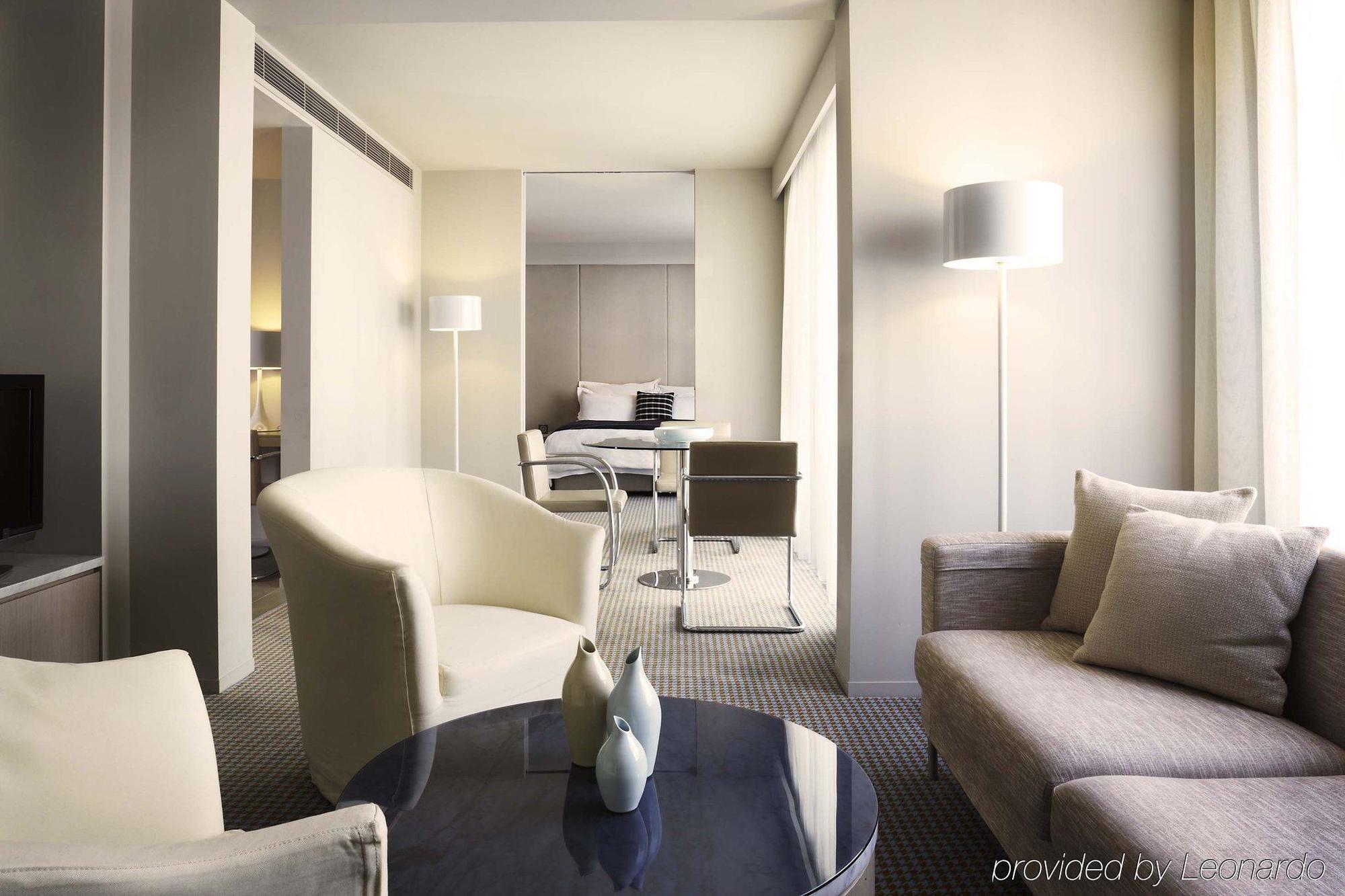 Hotel Realm Canberra Cameră foto A suite at the hotel