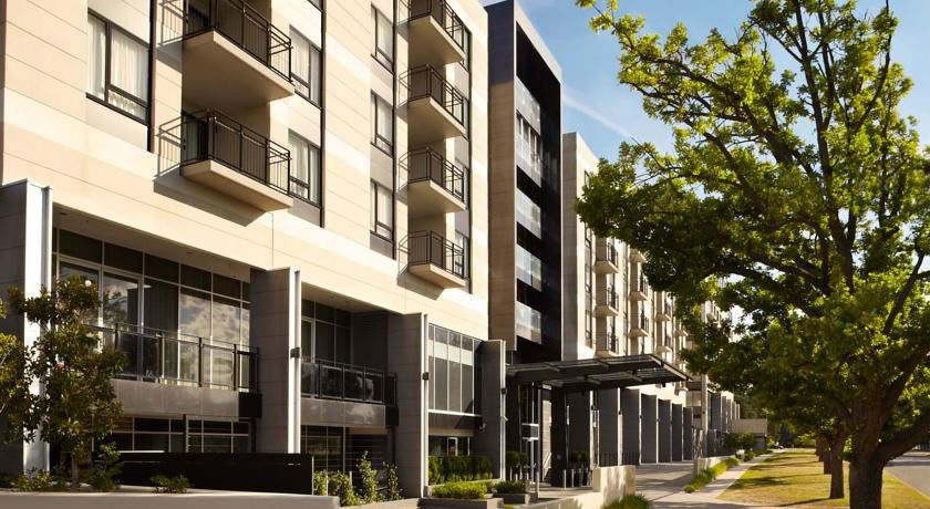 Hotel Realm Canberra Exterior foto Residential complex in the city