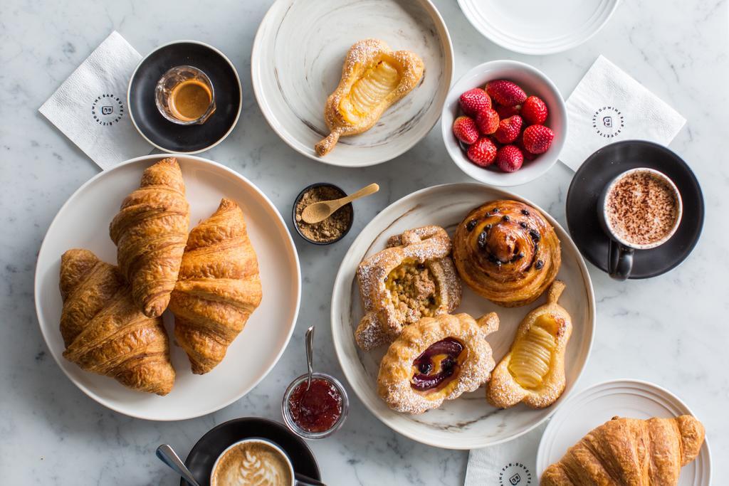 Hotel Realm Canberra Exterior foto Croissants and other pastries