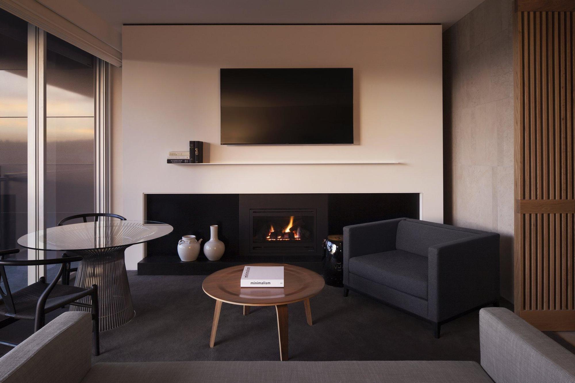 Hotel Realm Canberra Exterior foto A living room with a fireplace