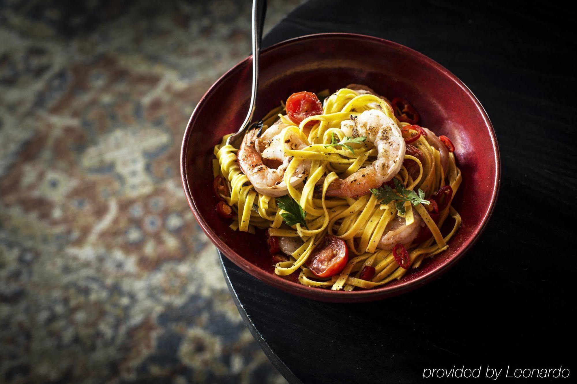 Hotel Realm Canberra Exterior foto Shrimp and bell pepper pasta