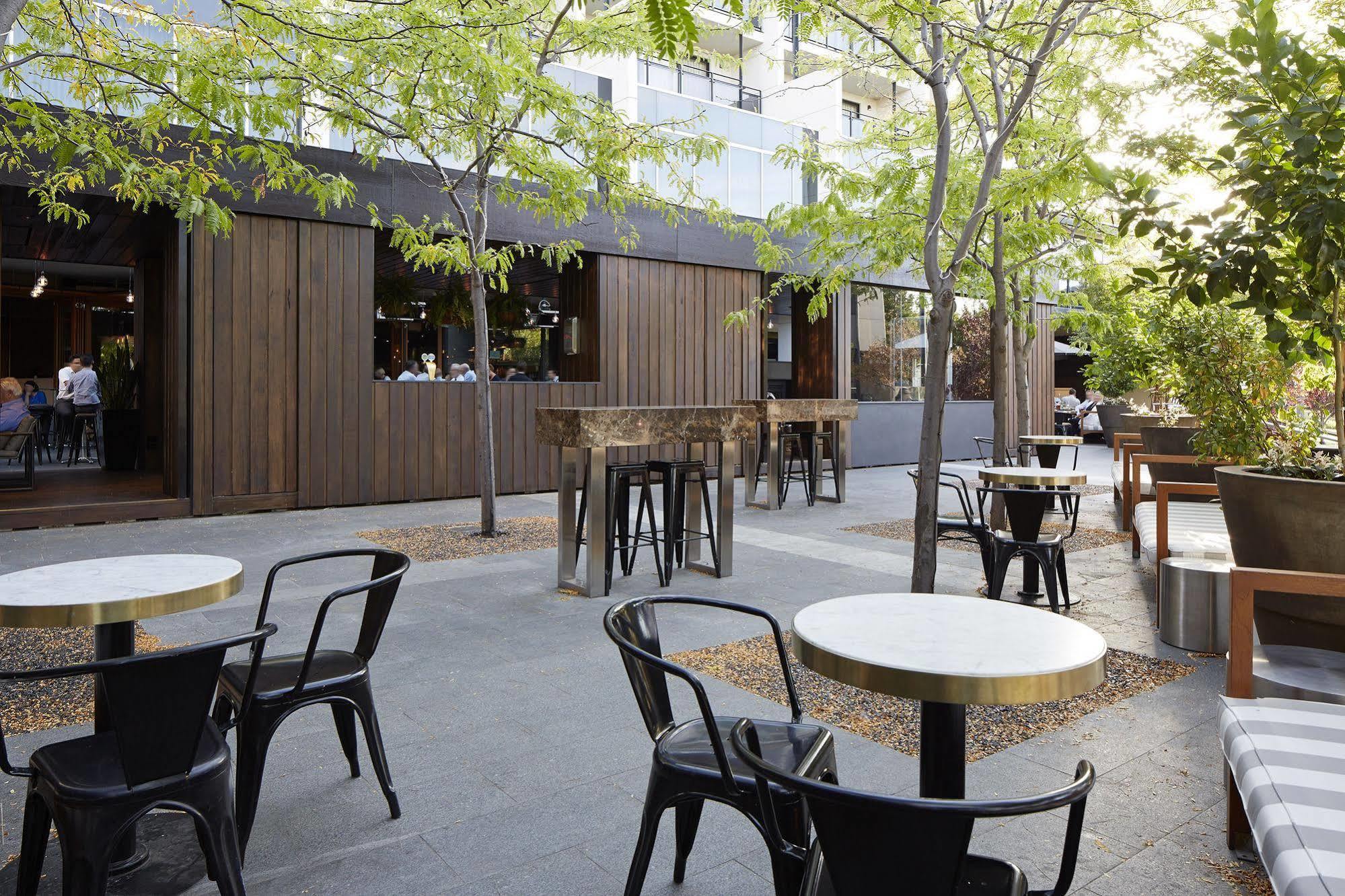 Hotel Realm Canberra Exterior foto The courtyard at the restaurant