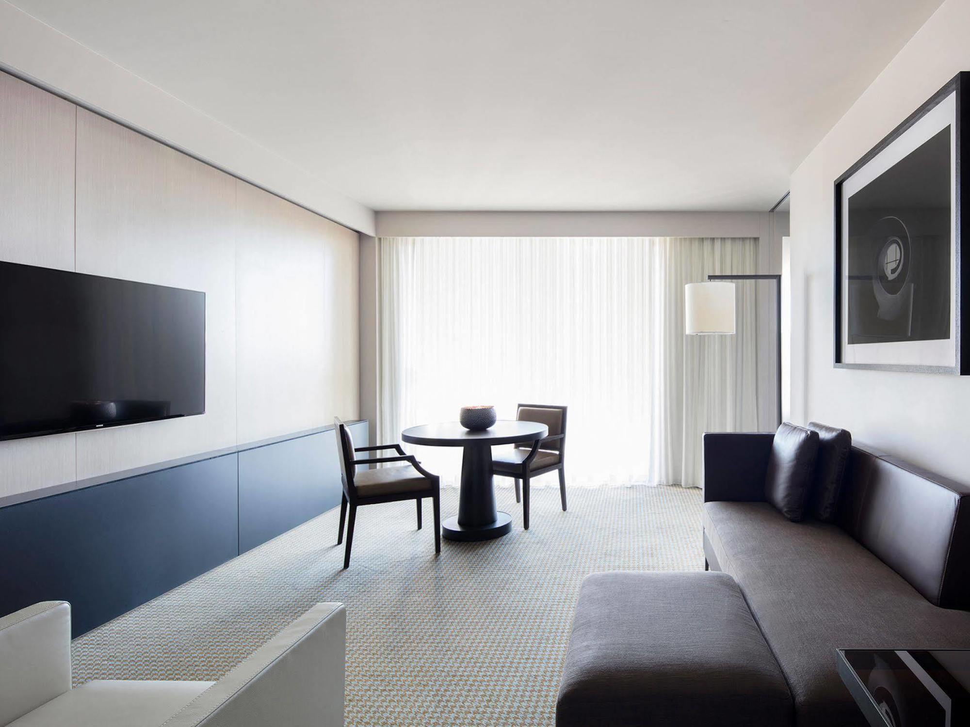 Hotel Realm Canberra Exterior foto A room at the hotel