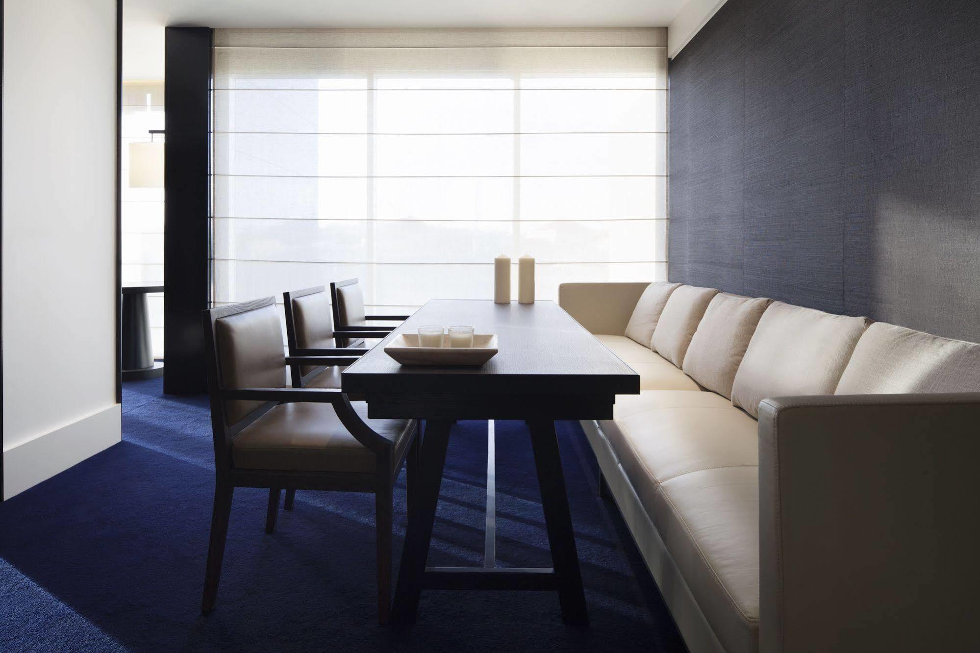 Hotel Realm Canberra Exterior foto A meeting room at the London InterContinental