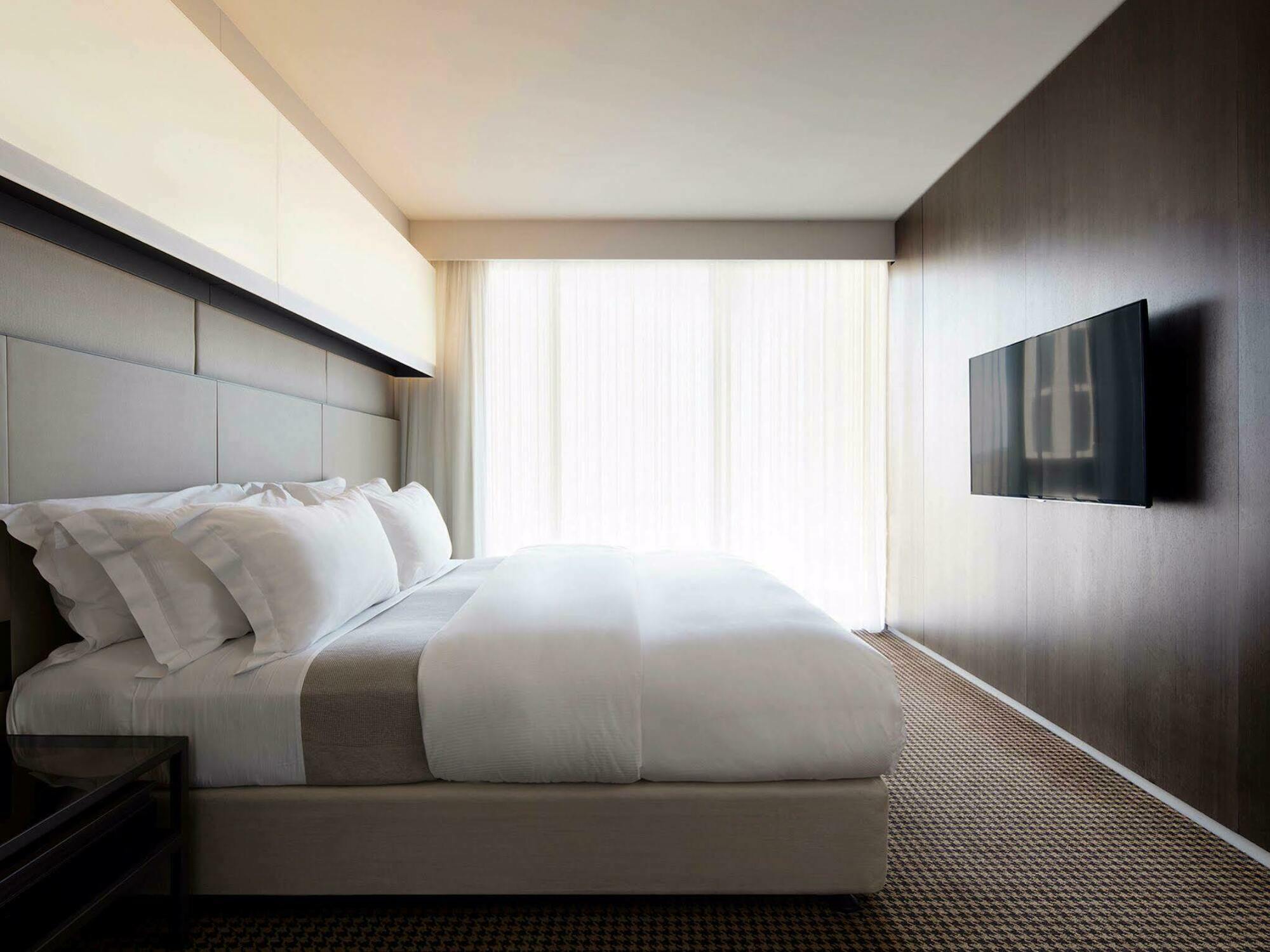 Hotel Realm Canberra Exterior foto A bedroom at the hotel