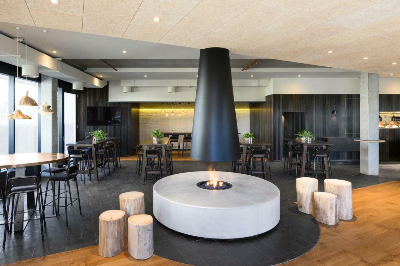 Hotel Realm Canberra Exterior foto The lounge at the airport