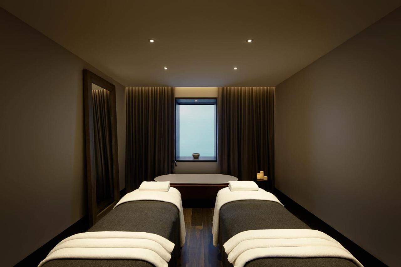 Hotel Realm Canberra Exterior foto A treatment room at the spa