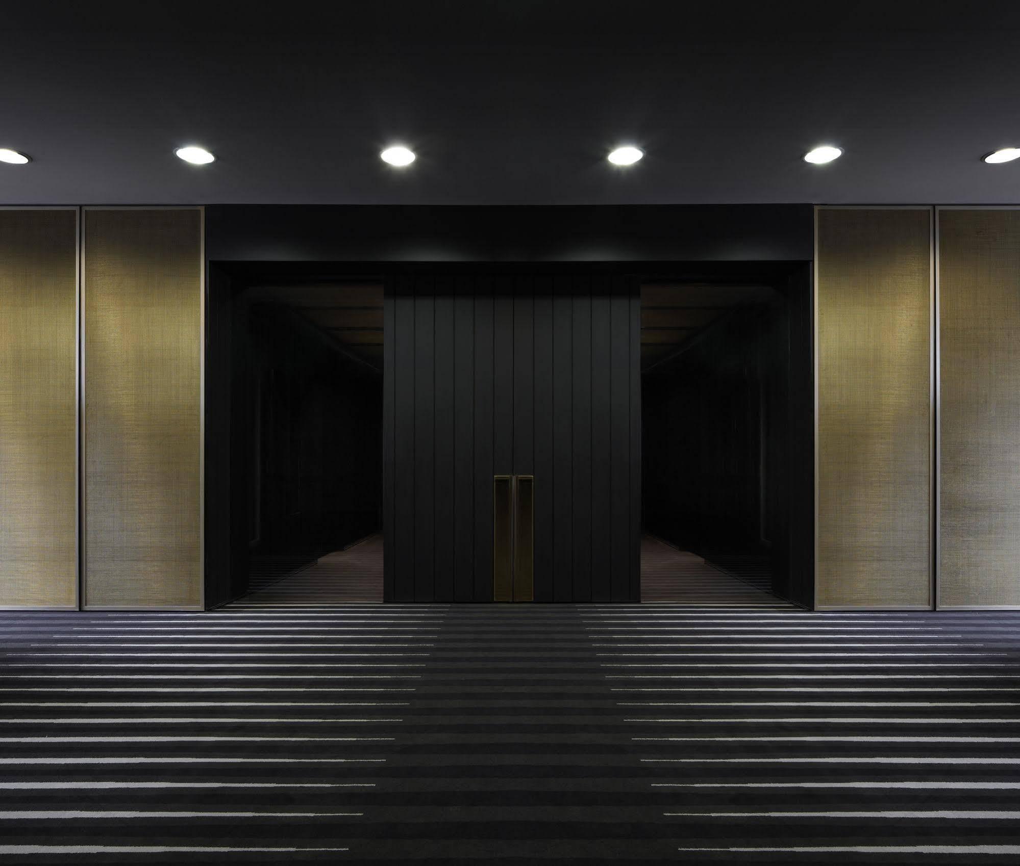 Hotel Realm Canberra Exterior foto Entrance to the museum
